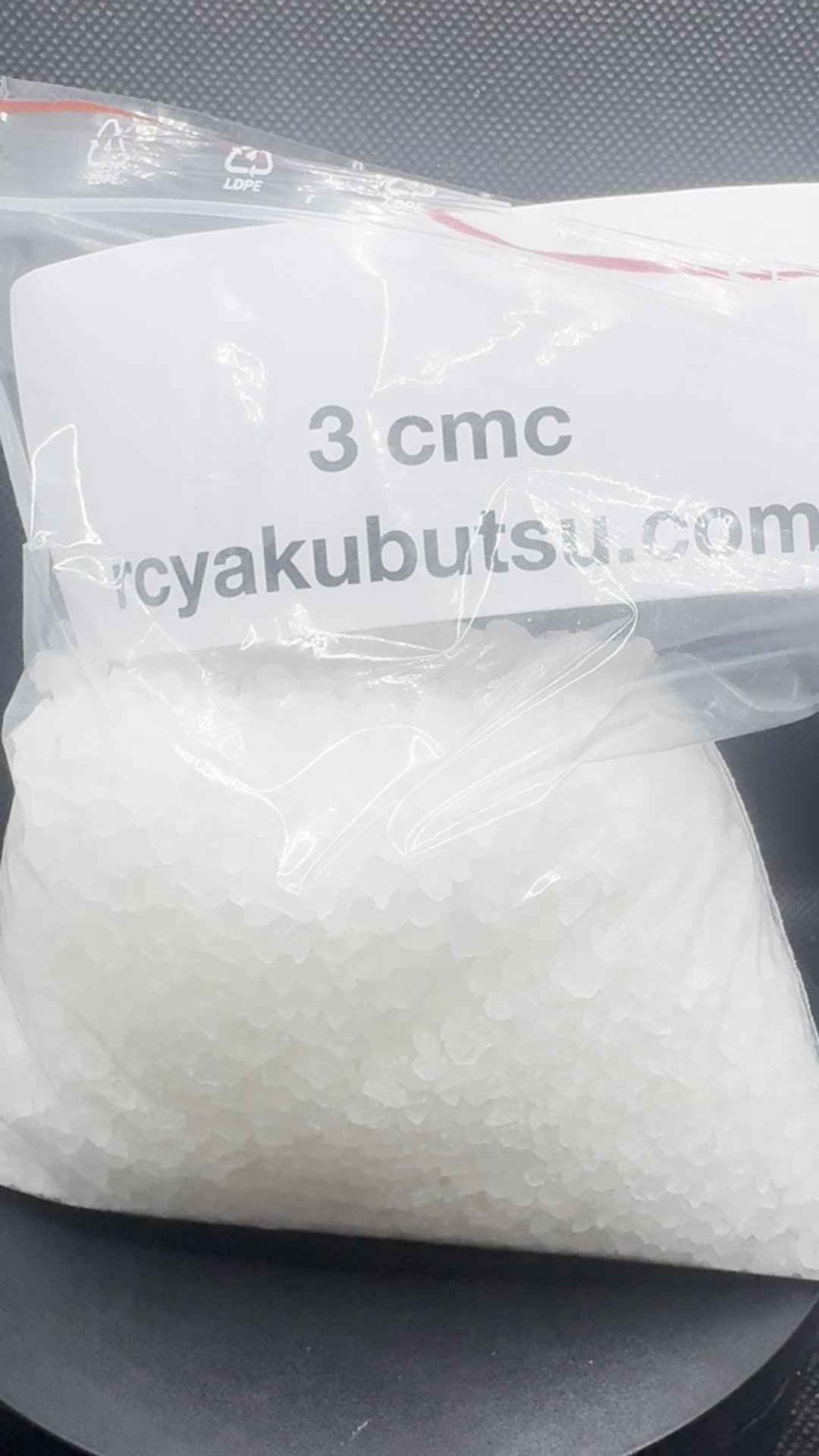 3-CMC の結晶とバッチカード。