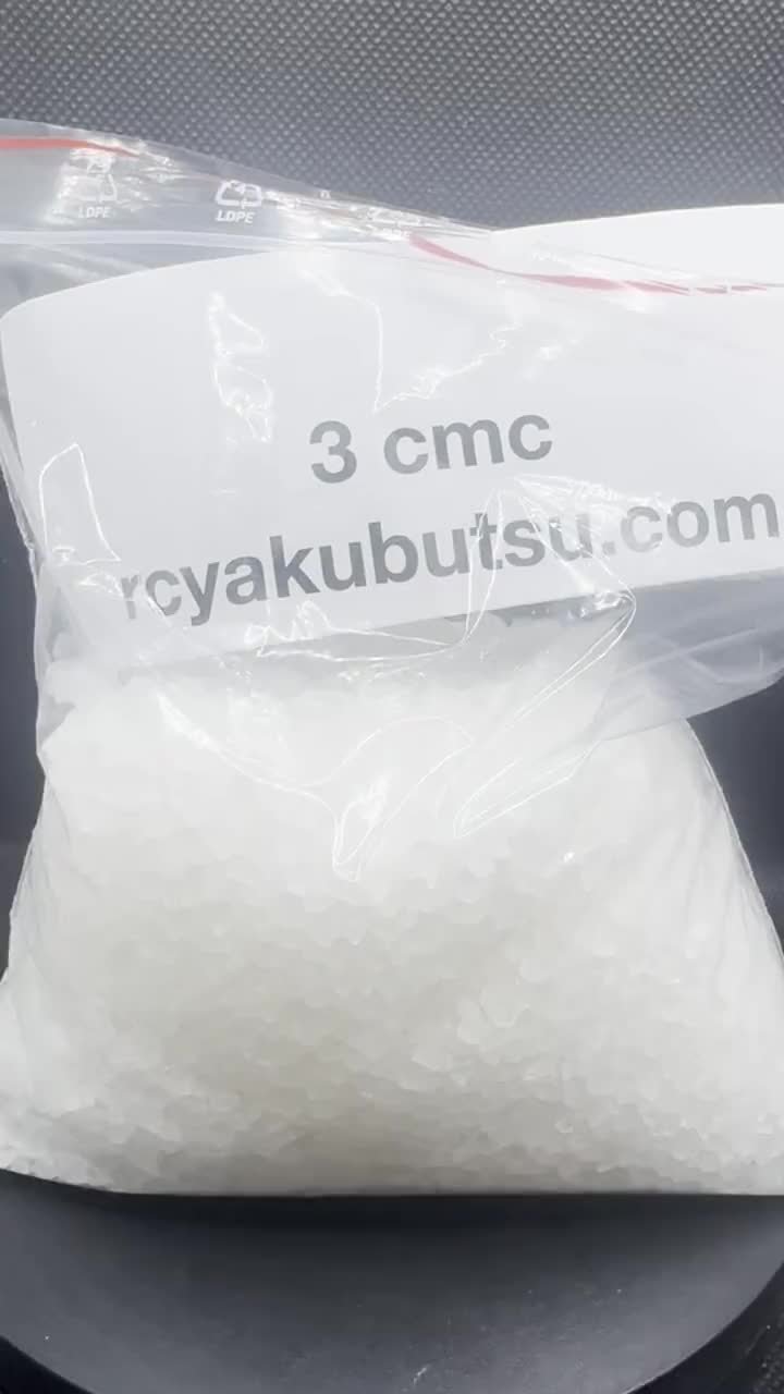 3-CMC の結晶とバッチカード。