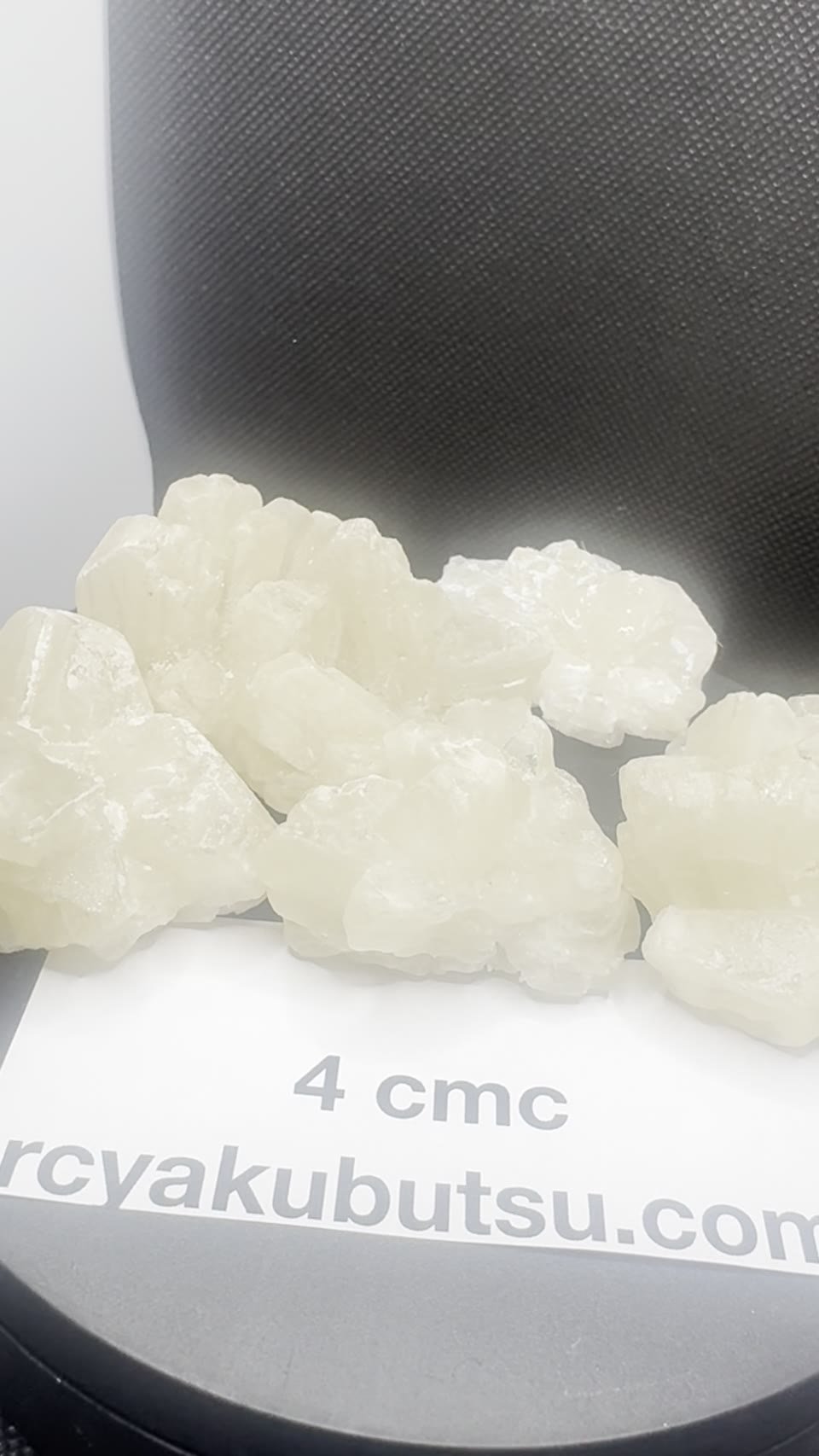 4-CMC の結晶とバッチカード。