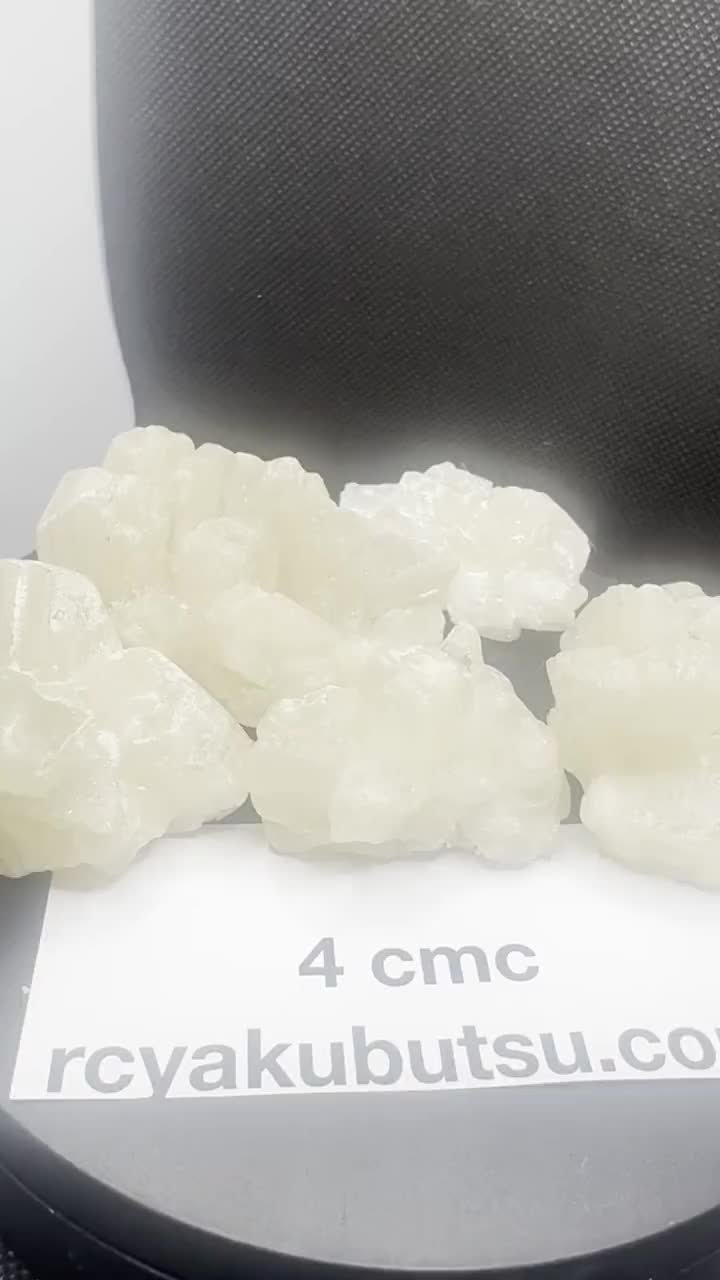 4-CMC の結晶とバッチカード。